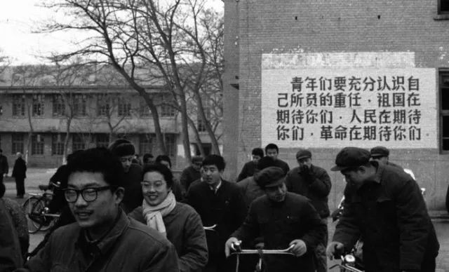 1977年，我國恢復(fù)高考。圖為在北京高考考點外的標(biāo)語。